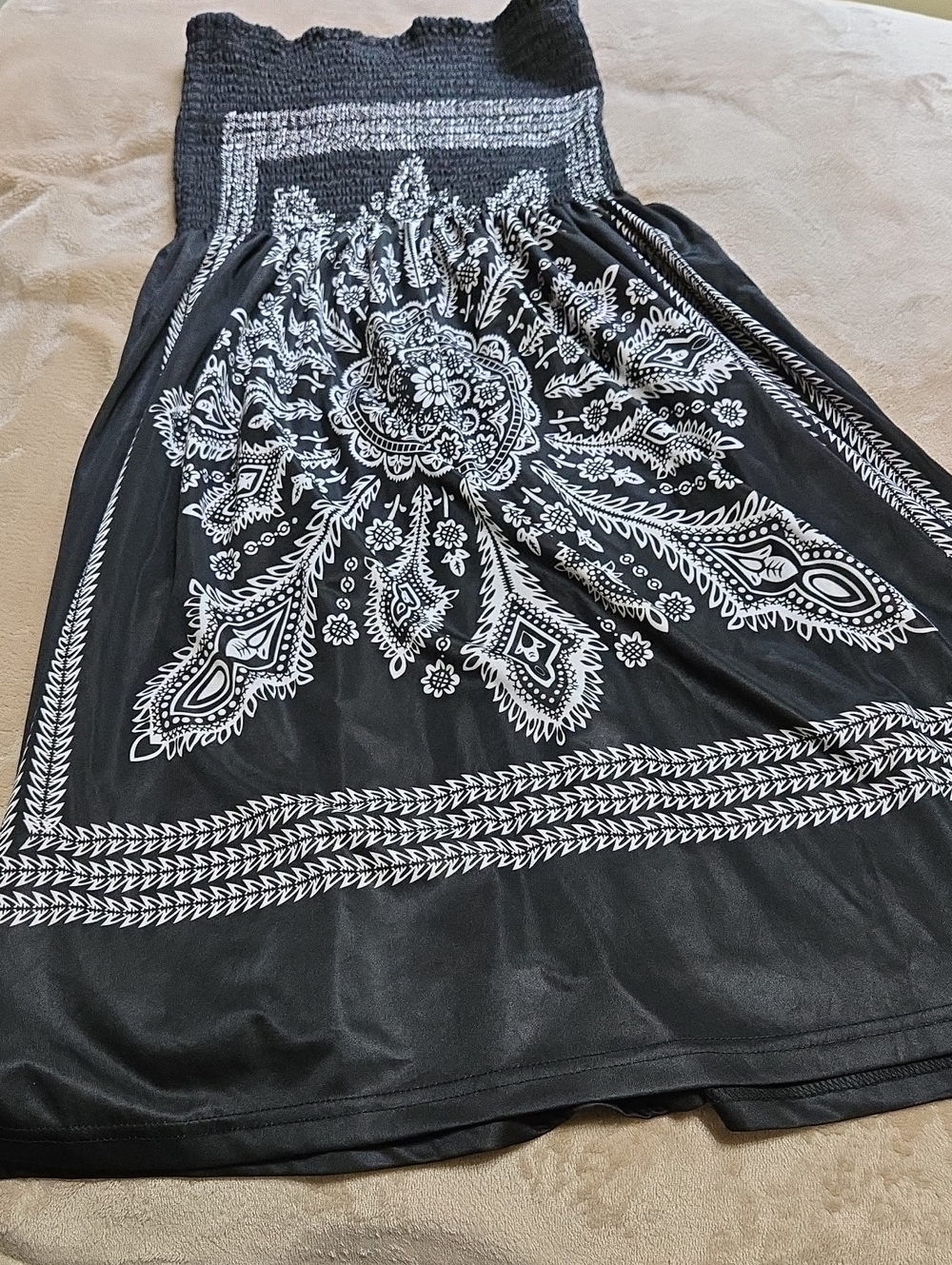 VENUS Black and White Strapless Swim Coverup